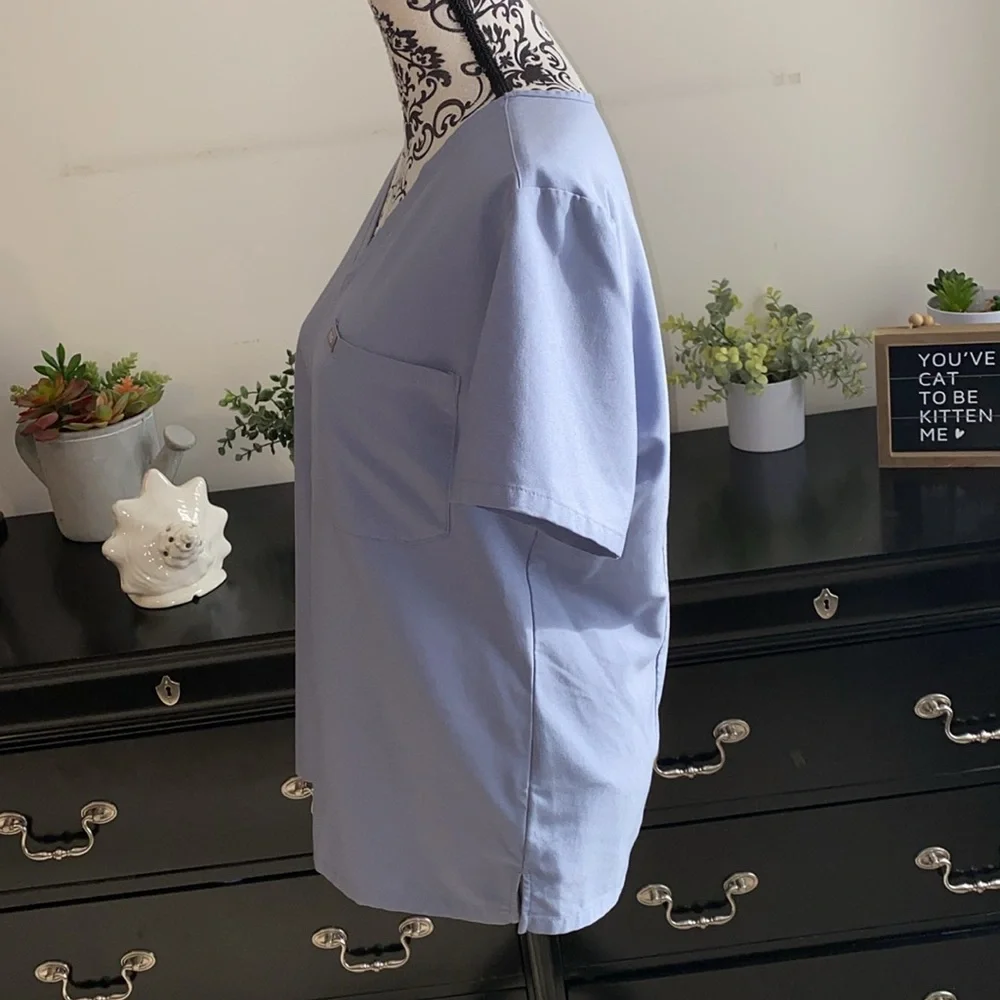 FIGS Technical Collection Scrub Top Size Medium - Picture 8 of 9